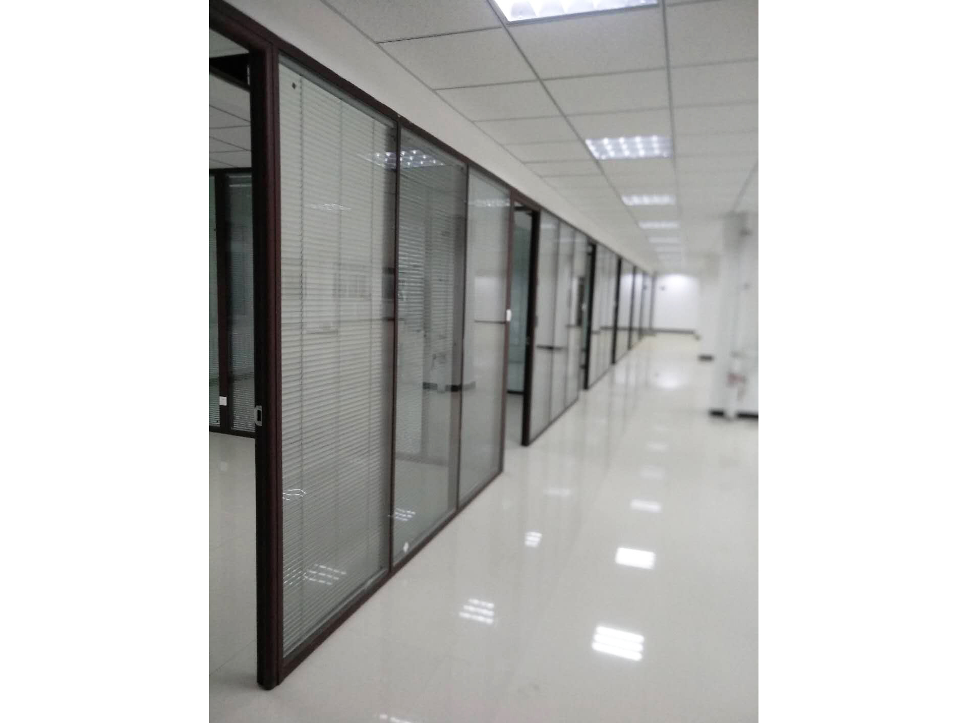 单层玻璃隔断墙厂家分享玻璃隔墙的类别和安装方法-四川粤恒基装饰工程有限公司